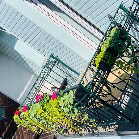 Rueuetli Residents Parnawa