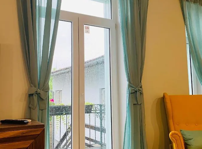 Rueuetli Residents פארנו